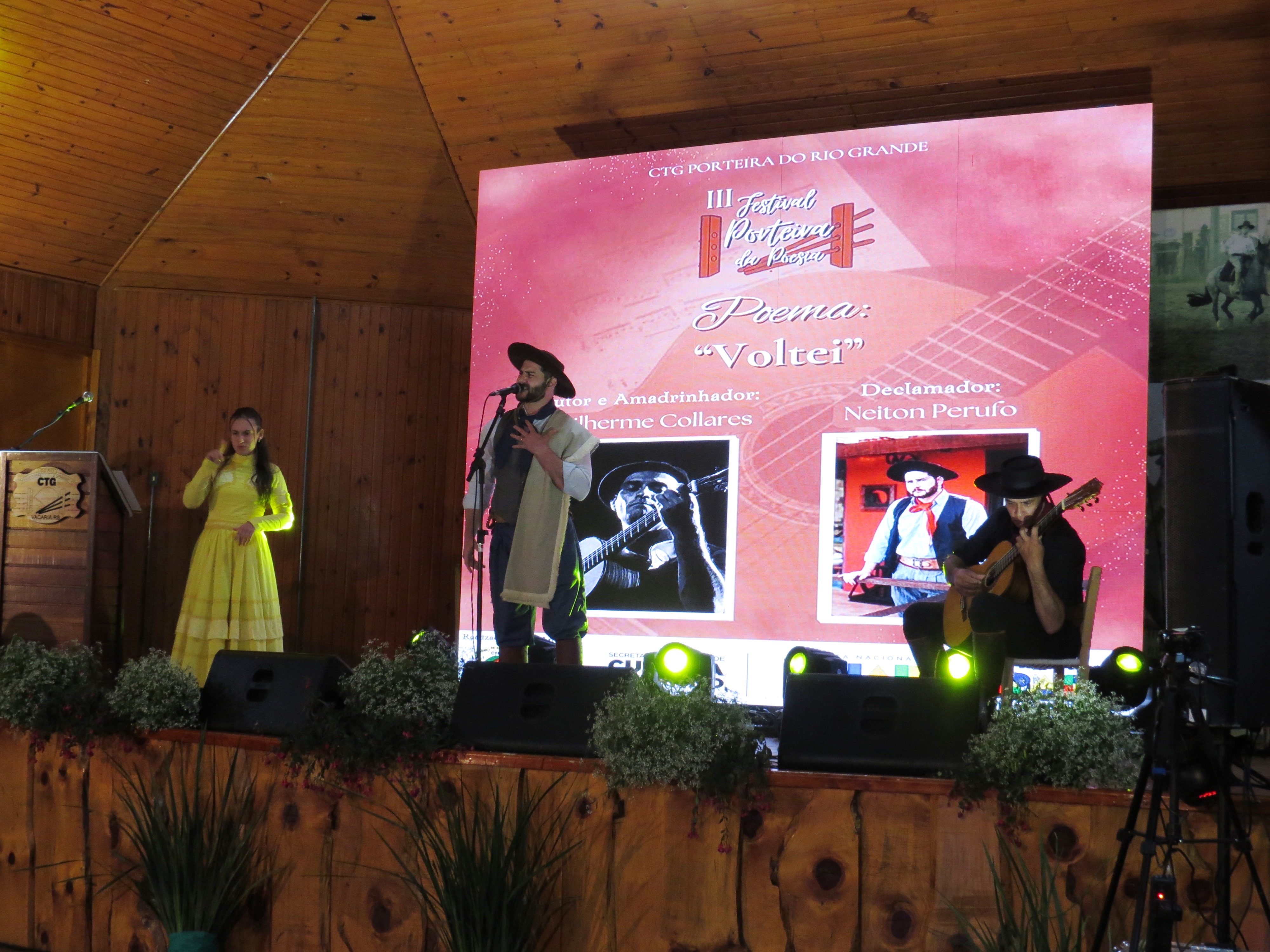 “VOLTEI” VENCE O FESTIVAL PORTEIRA DA POESIA